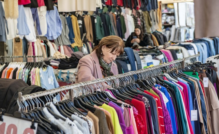 Nem só de roupa vive a feira. Entre animais vivos, frutas e legumes, há também venda de lenha e até comes e bebes