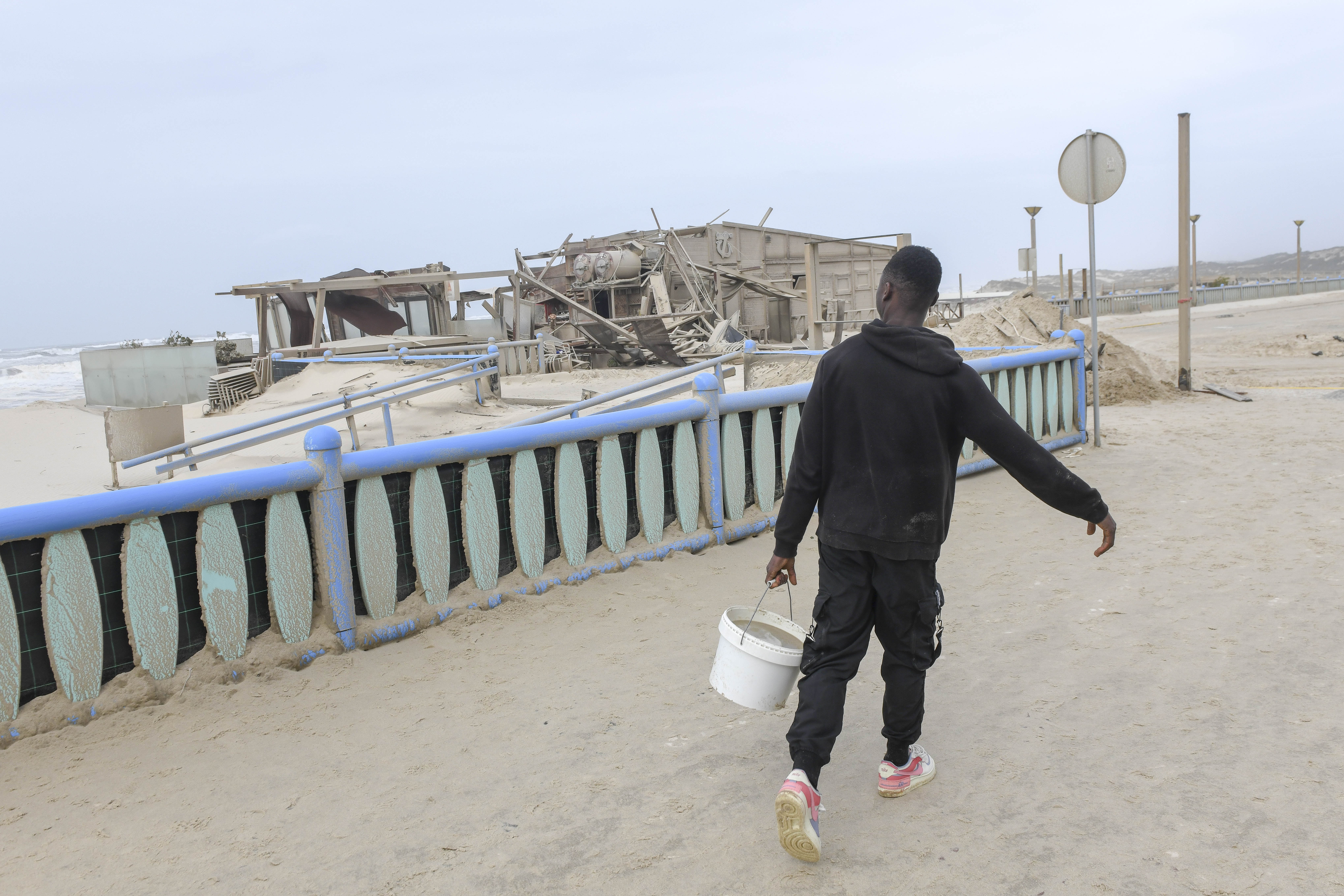 Caos e destruição à passagem da Kristin pela região  Os prejuízos da passagem da depressão Kristin são incalculáveis e a cidade de Leiria poderá demorar um ano a recuperar do “cenário dantesco”, como apelidou Gonçalo Lopes. O presidente da Câmara de Leiria enumerou “danos materiais, sobretudo de fábricas, que ficaram sem coberturas”, “centenas de casas sem coberturas e fachadas, empresas, que tinham acabado de fazer obras e um jardim de infância que desapareceu na Coucinheira, em Amor”. Foram ainda registados estragos nas obras nas escolas D. Dinis e Afonso Lopes Vieira, que têm financiamento do Plano de Recuperação e Resiliência, “onde os andaimes caíram, as coberturas desapareceram e, portanto, em cima de obra” terá de ser realizada nova obra. O terminal rodoviário desabou e terá de mudar de lugar para o estacionamento junto ao Estádio de Leiria, onde também será erguido um centro de logística. Além destes estragos, o autarca sublinhou que a “recuperação da normalidade, irá demorar muitos dias”, advertindo que o “plano de recuperação irá demorar mais de um ano até ser reposta toda a normalidade”.  “Temos de facto um cenário desolador”, desabafou Gonçalo Lopes. Com a voz embargada, Paulo Vicente sublinhou que a Marinha Grande enfrenta um cenário de caos, referindo danos em casas e empresas, encontrando-se sem electricidade, comunicações ou água. “Está um caos, não há memória, nunca houve no concelho da Marinha Grande uma destruição tão grande como esta”, afirmou aos jornalistas, adiantando que “o concelho está isolado do mundo”. “Não temos comunicações, não temos electricidade, não temos água”, acrescentando que os restaurantes e apoios de praia desapareceram na Vieira de Leiria.