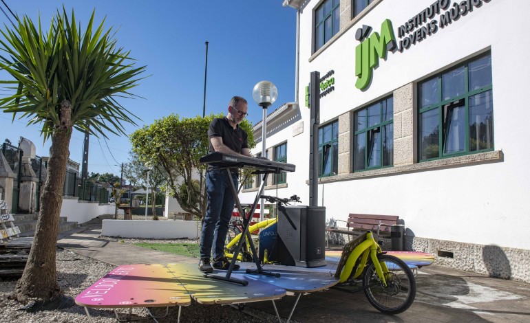 sabados-de-rock-a-pedalar-estrada-fora-os-concertos-do-instituto-jovens-musicos-chegam-na-bicicleta-que-tambem-e-palco