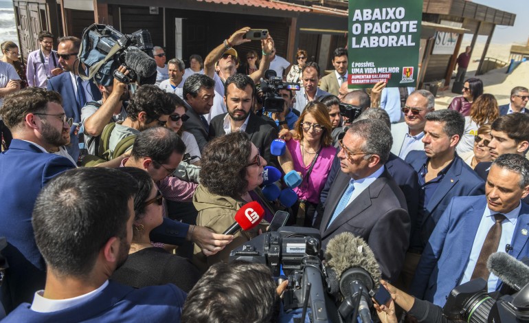 O Presidente da República visitou habitantes dos monoblocos que estão a viver nos Pousos, de onde saiu para reunir com empresários, em Leiria. Seguro foi recebido por uma multidão na Praia da Vieira e visitou a Empresa Industrial da Borracha, na Marinha Grande
