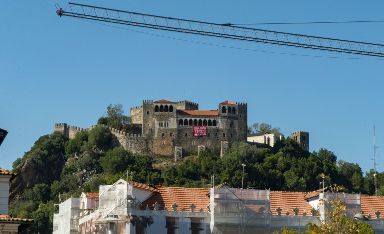 Organizou descerrou uma faixa na varanda do Castelo de Leiria