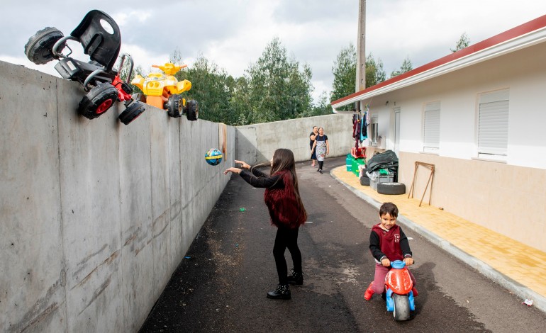 Quem lá vive, não aceita. Câmara diz que o muro estabelece protecção