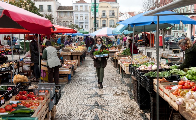 regresso-da-praca-da-fruta-ao-centro-das-caldas-da-rainha-divide-vendedores-e-compradores