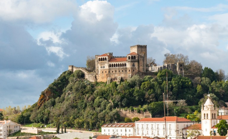 caso-de-covid-19-suspende-obras-no-castelo-de-leiria