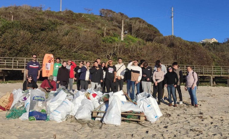 alunos-do-instituto-educativo-do-juncal-foram-apanhar-lixo-a-praia
