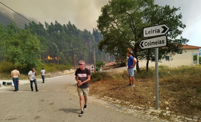 Incêndio cortou o IC2 e a A1 na freguesia da Boa Vista