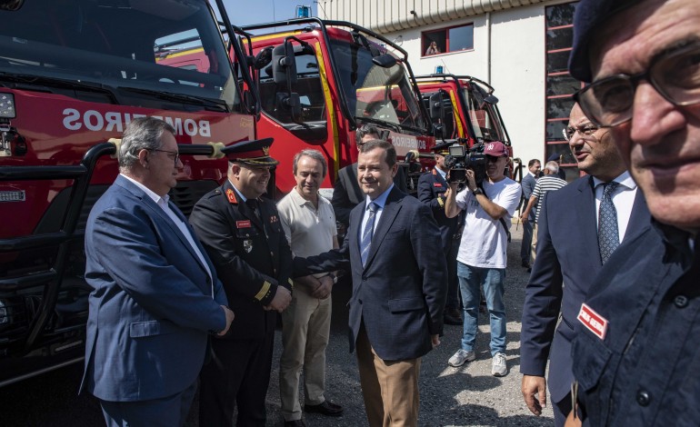 parceria-exemplar-equipa-bombeiros-da-regiao-com-16-novas-viaturas