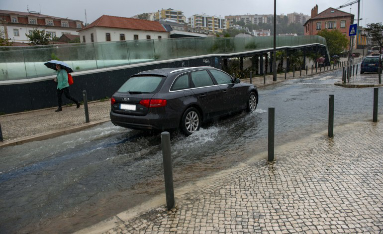 Mau tempo vai continuar até ao final do dia de hoje