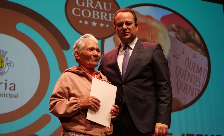 Leiria distinguiu hoje várias instituições, personalidades e empresas, entre as quais Maria de Jesus ('senhora das castanhas') e a Livraria Arquivo