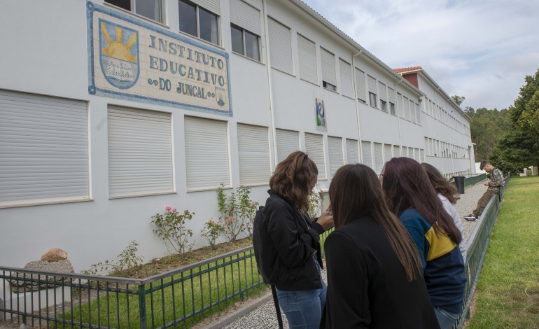 Os alunos foram obrigados e deixar a escola e ir para casa aprender à distância