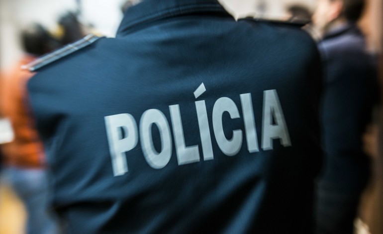 psp-de-leiria-apreende-armas-e-drogas-a-suspeito-de-violencia-domestica