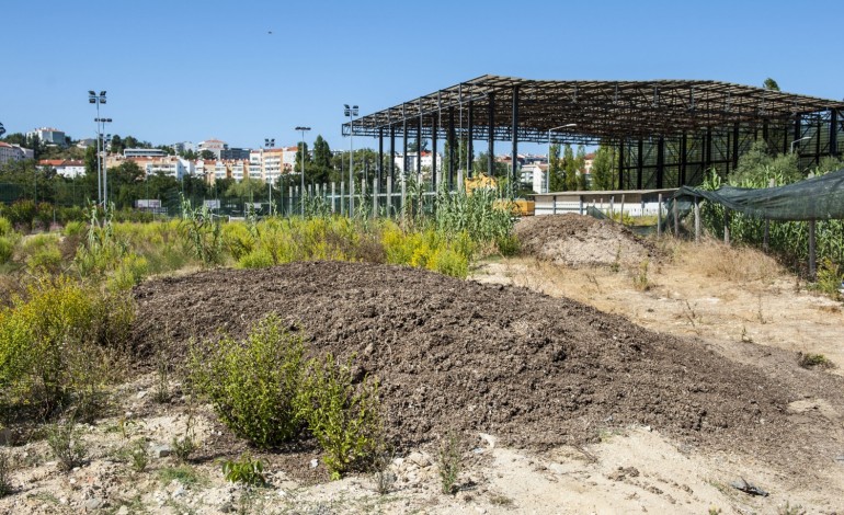 estrume-a-ceu-aberto-ha-mais-de-um-mes-junto-aos-campos-de-tenis-de-leiria-9357