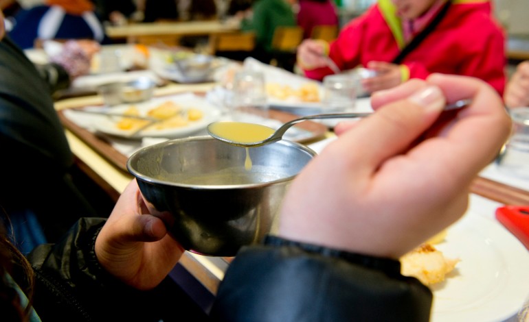 alunos-mal-alimentados-em-casa-pedem-mais-comida-na-escola-a-segunda-feira