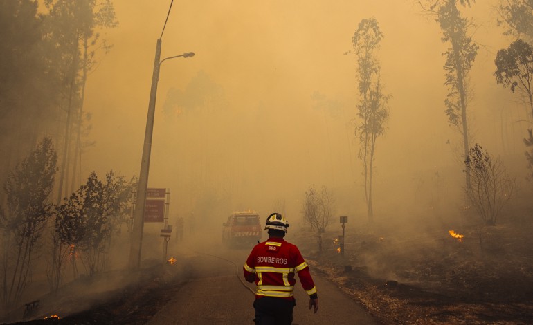 Chamas rondaram casas na Caranguejeira