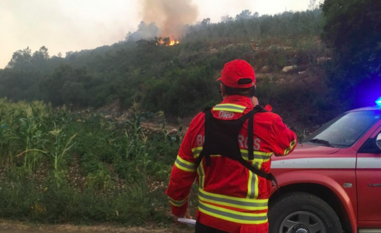 quatro-meios-aereos-e-158-bombeiros-combate-fogo-na-caranguejeira