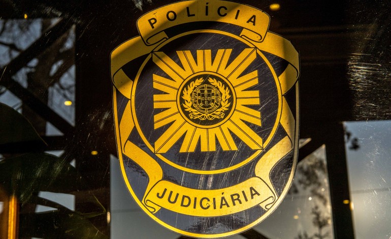 pj-detem-suspeitos-de-carjaking-e-roubos-em-banco-e-ourivesaria-em-leiria