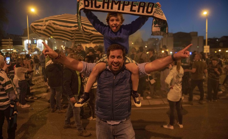 Centenas estiveram na rotunda do Polícia Sinaleiro