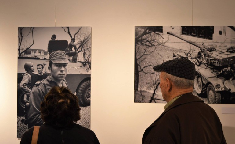 exposicao-de-alfredo-cunha-um-dos-fotografos-do-25-de-abril-em-leiria-a-partir-de-hoje