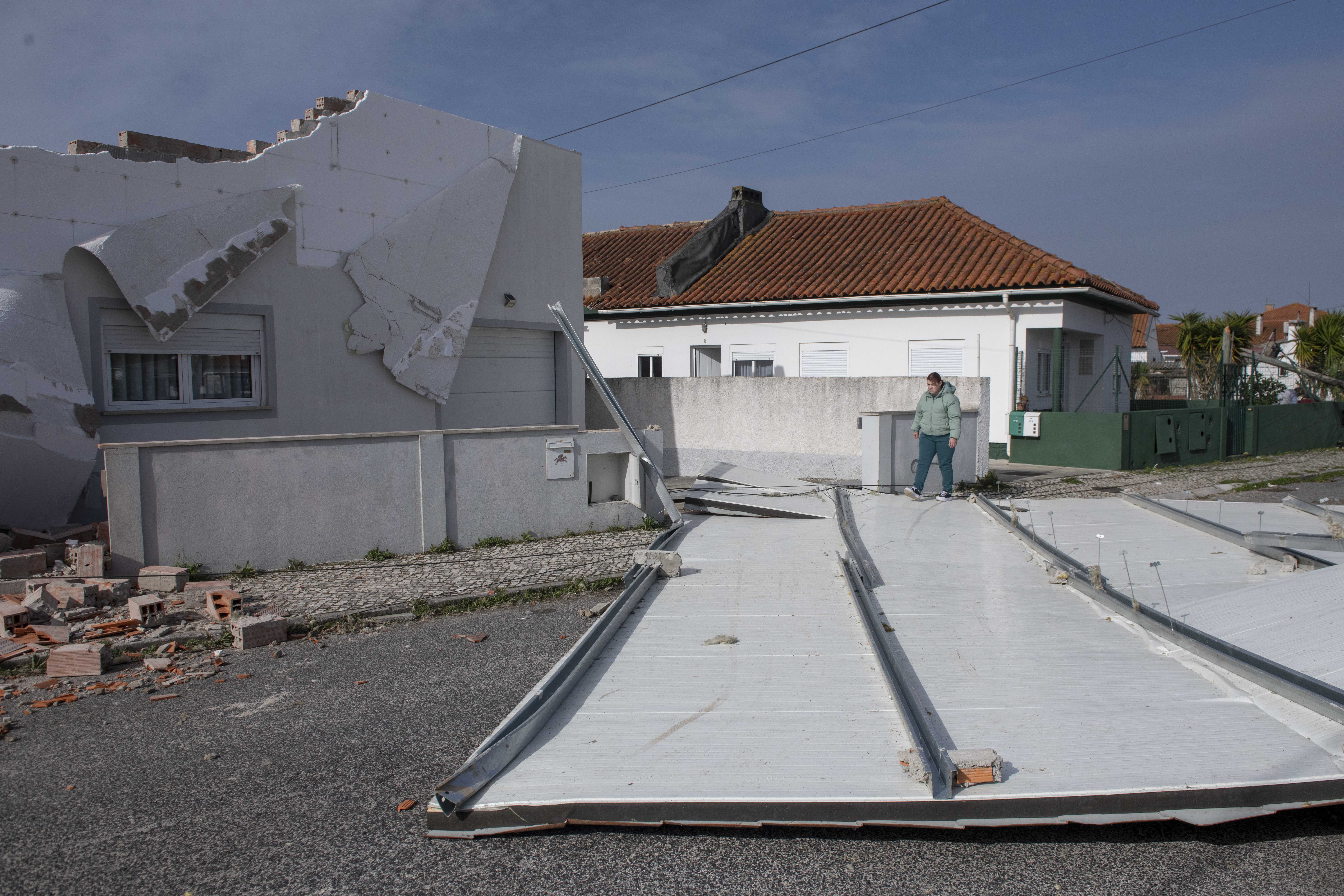 Caos e destruição à passagem da Kristin pela região  Os prejuízos da passagem da depressão Kristin são incalculáveis e a cidade de Leiria poderá demorar um ano a recuperar do “cenário dantesco”, como apelidou Gonçalo Lopes. O presidente da Câmara de Leiria enumerou “danos materiais, sobretudo de fábricas, que ficaram sem coberturas”, “centenas de casas sem coberturas e fachadas, empresas, que tinham acabado de fazer obras e um jardim de infância que desapareceu na Coucinheira, em Amor”. Foram ainda registados estragos nas obras nas escolas D. Dinis e Afonso Lopes Vieira, que têm financiamento do Plano de Recuperação e Resiliência, “onde os andaimes caíram, as coberturas desapareceram e, portanto, em cima de obra” terá de ser realizada nova obra. O terminal rodoviário desabou e terá de mudar de lugar para o estacionamento junto ao Estádio de Leiria, onde também será erguido um centro de logística. Além destes estragos, o autarca sublinhou que a “recuperação da normalidade, irá demorar muitos dias”, advertindo que o “plano de recuperação irá demorar mais de um ano até ser reposta toda a normalidade”.  “Temos de facto um cenário desolador”, desabafou Gonçalo Lopes. Com a voz embargada, Paulo Vicente sublinhou que a Marinha Grande enfrenta um cenário de caos, referindo danos em casas e empresas, encontrando-se sem electricidade, comunicações ou água. “Está um caos, não há memória, nunca houve no concelho da Marinha Grande uma destruição tão grande como esta”, afirmou aos jornalistas, adiantando que “o concelho está isolado do mundo”. “Não temos comunicações, não temos electricidade, não temos água”, acrescentando que os restaurantes e apoios de praia desapareceram na Vieira de Leiria.