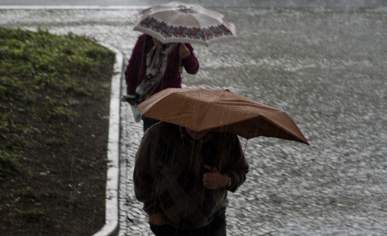 previsao-de-chuva-forte-coloca-distrito-de-leiria-em-alerta