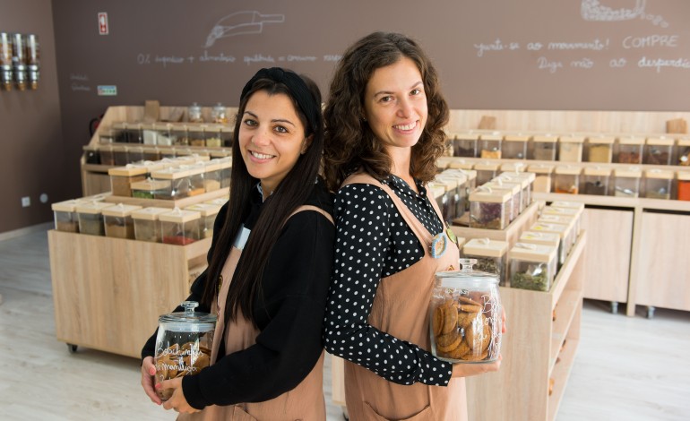 Ângela Pinto e Marta Araújo apostam na economia circular e a granel de produtos saudáveis, na Tudo a Granel, em Leiria