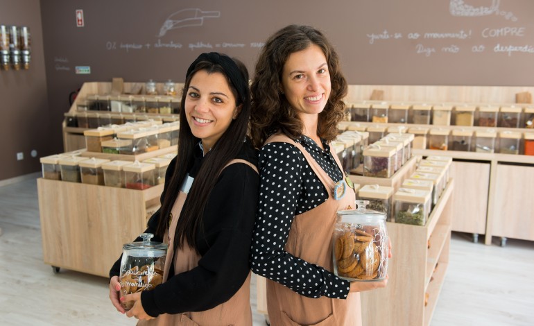 Ângela Pinto e Marta Araújo apostam na economia circular e a granel de produtos saudáveis, na Tudo a Granel, em Leiria