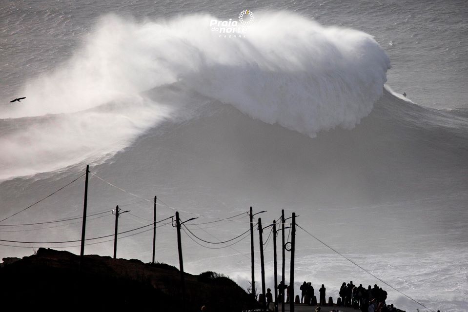 As imagens sempre incríveis de um dia de ondas grandes na Nazaré