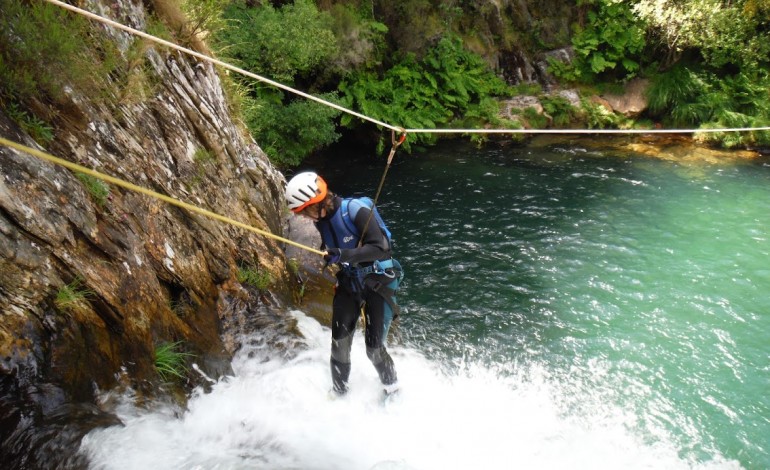 Clube de Leiria pratica canyoning em Castanheira de Pera