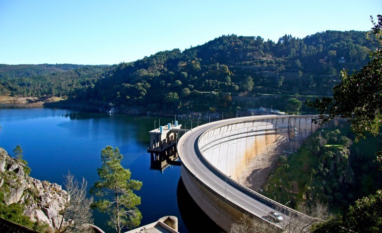 camara-da-serta-diz-desconhecer-instalacao-de-central-solar-na-barragem-do-cabril