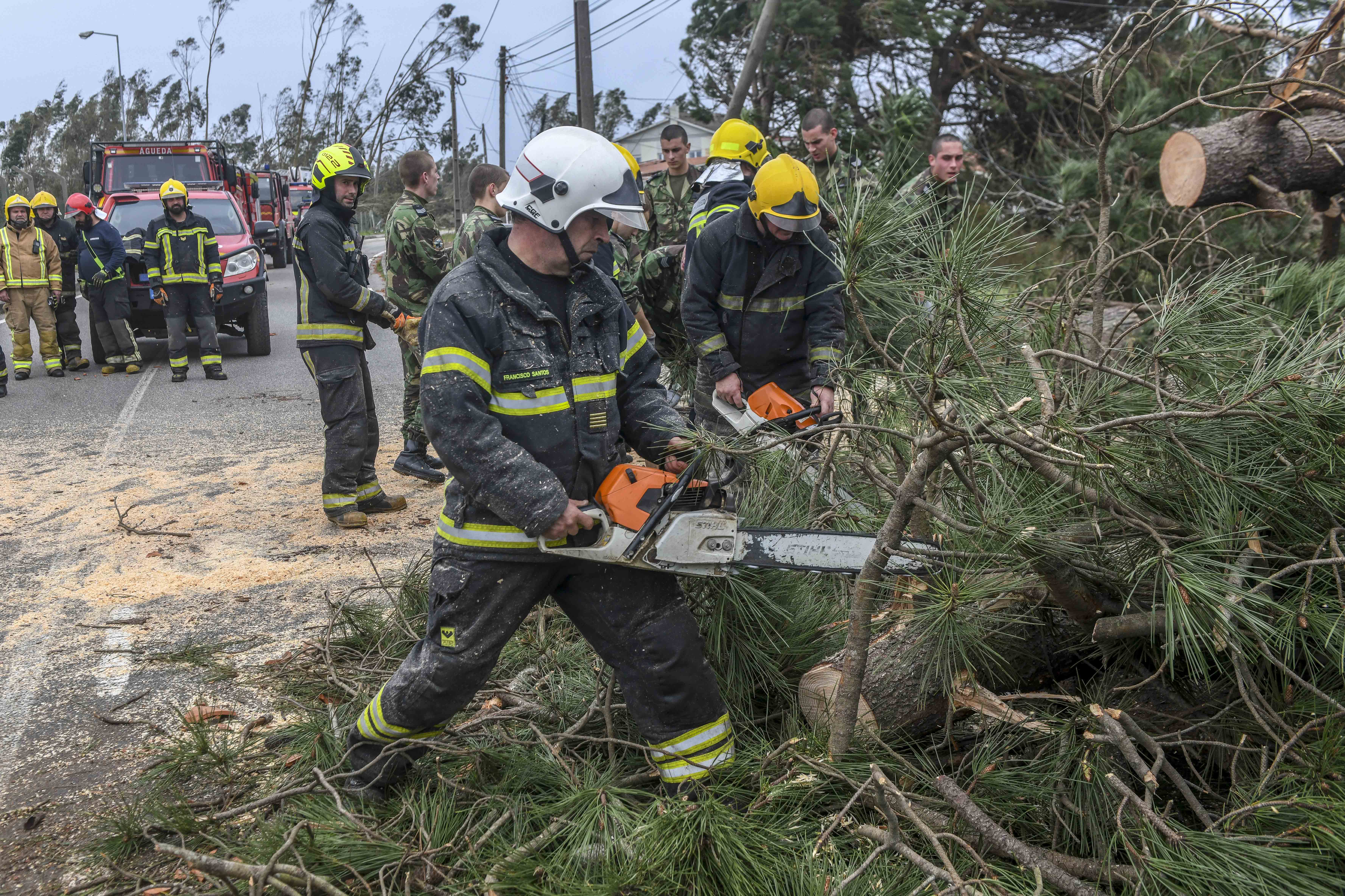 Caos e destruição à passagem da Kristin pela região  Os prejuízos da passagem da depressão Kristin são incalculáveis e a cidade de Leiria poderá demorar um ano a recuperar do “cenário dantesco”, como apelidou Gonçalo Lopes. O presidente da Câmara de Leiria enumerou “danos materiais, sobretudo de fábricas, que ficaram sem coberturas”, “centenas de casas sem coberturas e fachadas, empresas, que tinham acabado de fazer obras e um jardim de infância que desapareceu na Coucinheira, em Amor”. Foram ainda registados estragos nas obras nas escolas D. Dinis e Afonso Lopes Vieira, que têm financiamento do Plano de Recuperação e Resiliência, “onde os andaimes caíram, as coberturas desapareceram e, portanto, em cima de obra” terá de ser realizada nova obra. O terminal rodoviário desabou e terá de mudar de lugar para o estacionamento junto ao Estádio de Leiria, onde também será erguido um centro de logística. Além destes estragos, o autarca sublinhou que a “recuperação da normalidade, irá demorar muitos dias”, advertindo que o “plano de recuperação irá demorar mais de um ano até ser reposta toda a normalidade”.  “Temos de facto um cenário desolador”, desabafou Gonçalo Lopes. Com a voz embargada, Paulo Vicente sublinhou que a Marinha Grande enfrenta um cenário de caos, referindo danos em casas e empresas, encontrando-se sem electricidade, comunicações ou água. “Está um caos, não há memória, nunca houve no concelho da Marinha Grande uma destruição tão grande como esta”, afirmou aos jornalistas, adiantando que “o concelho está isolado do mundo”. “Não temos comunicações, não temos electricidade, não temos água”, acrescentando que os restaurantes e apoios de praia desapareceram na Vieira de Leiria.