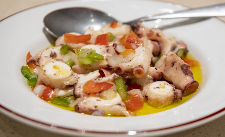 A salada de polvo trouxe bom produto e uma textura excelente