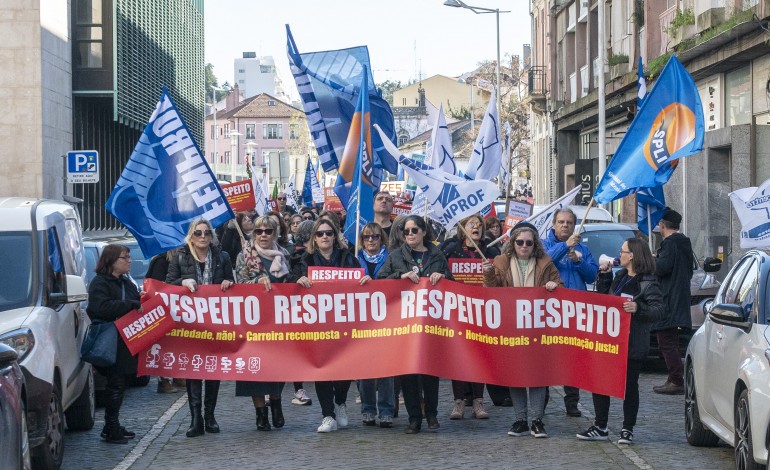 escolas-de-norte-a-sul-do-distrito-encerraram-e-milhares-de-professores-concentraram-se-em-leiria