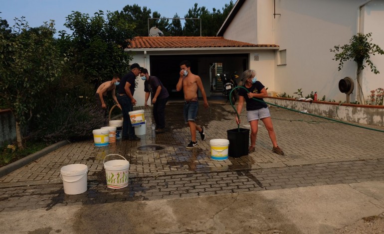 populacao-ajuda-a-combater-incendio-na-maceira