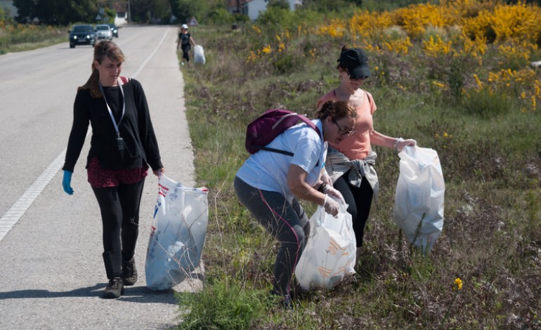 voluntarios-recolhem-mais-de-150-quilos-de-lixo-das-bermas-da-estrada
