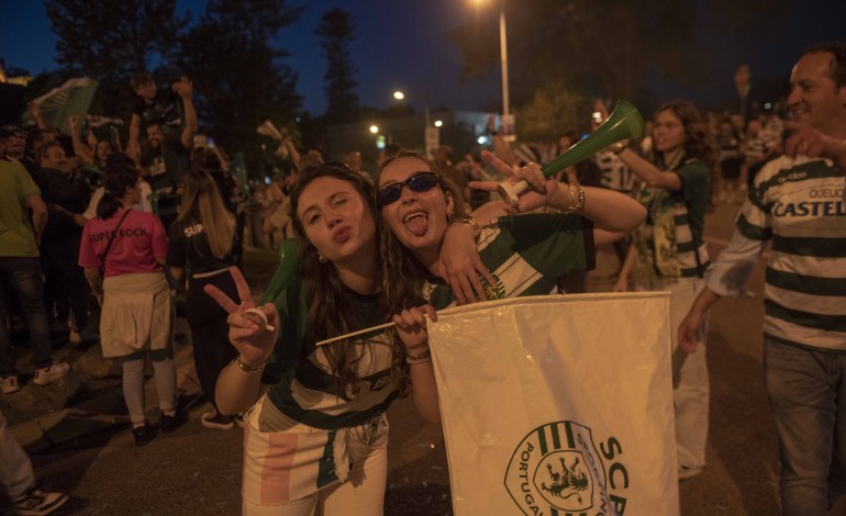 Centenas estiveram na rotunda do Polícia Sinaleiro