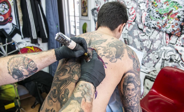 “Tatuar é uma forma de desenhar numa tela viva que sangra, estica, encolhe, sangra, aleija-se, envelhece