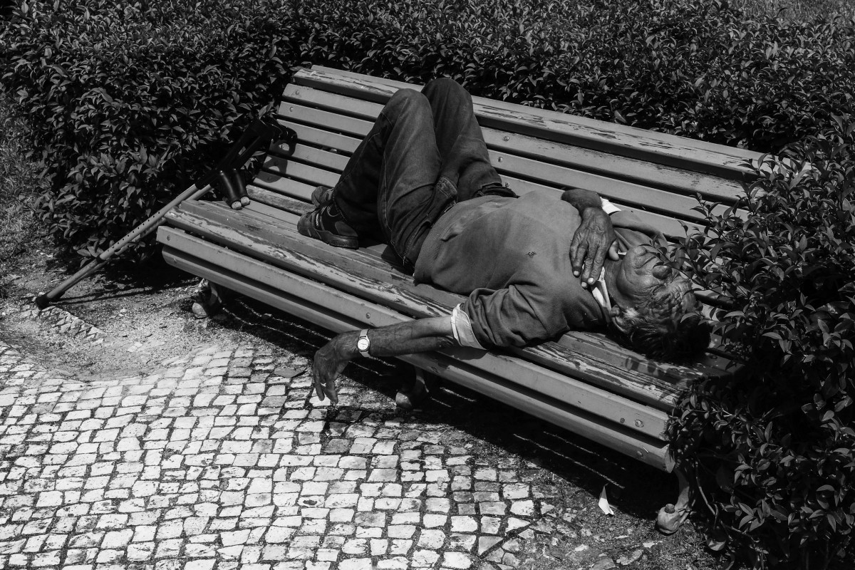 homem-a-dormir-num-banco-no-jardim-luis-camoes-leiria-2020