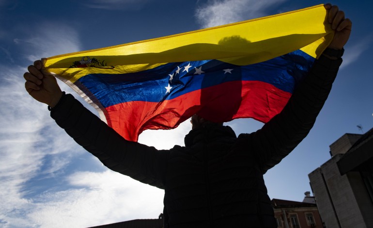 felizes-pela-detencao-de-maduro-venezuelanos-estao-expectantes