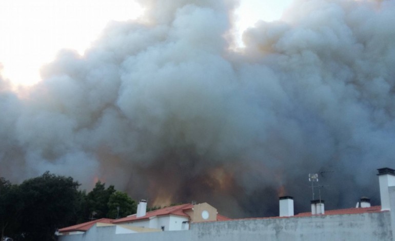 incendio-em-sao-pedro-de-moel-ameaca-casas-7334