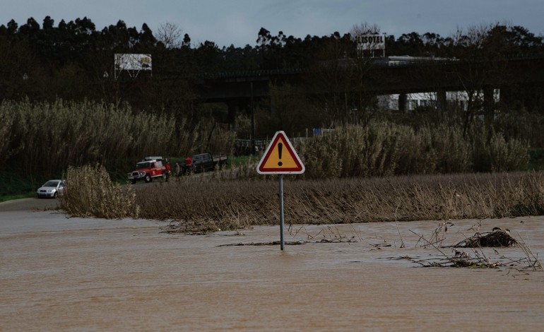 iniciados-trabalhos-de-reparacao-de-rombo-no-rio-lis