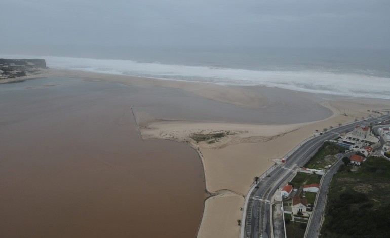 com-a-ingrid-a-chegar-aberta-da-lagoa-de-obidos-esta-a-poucos-metros-de-campos-desportivos-e-avenida-do-mar