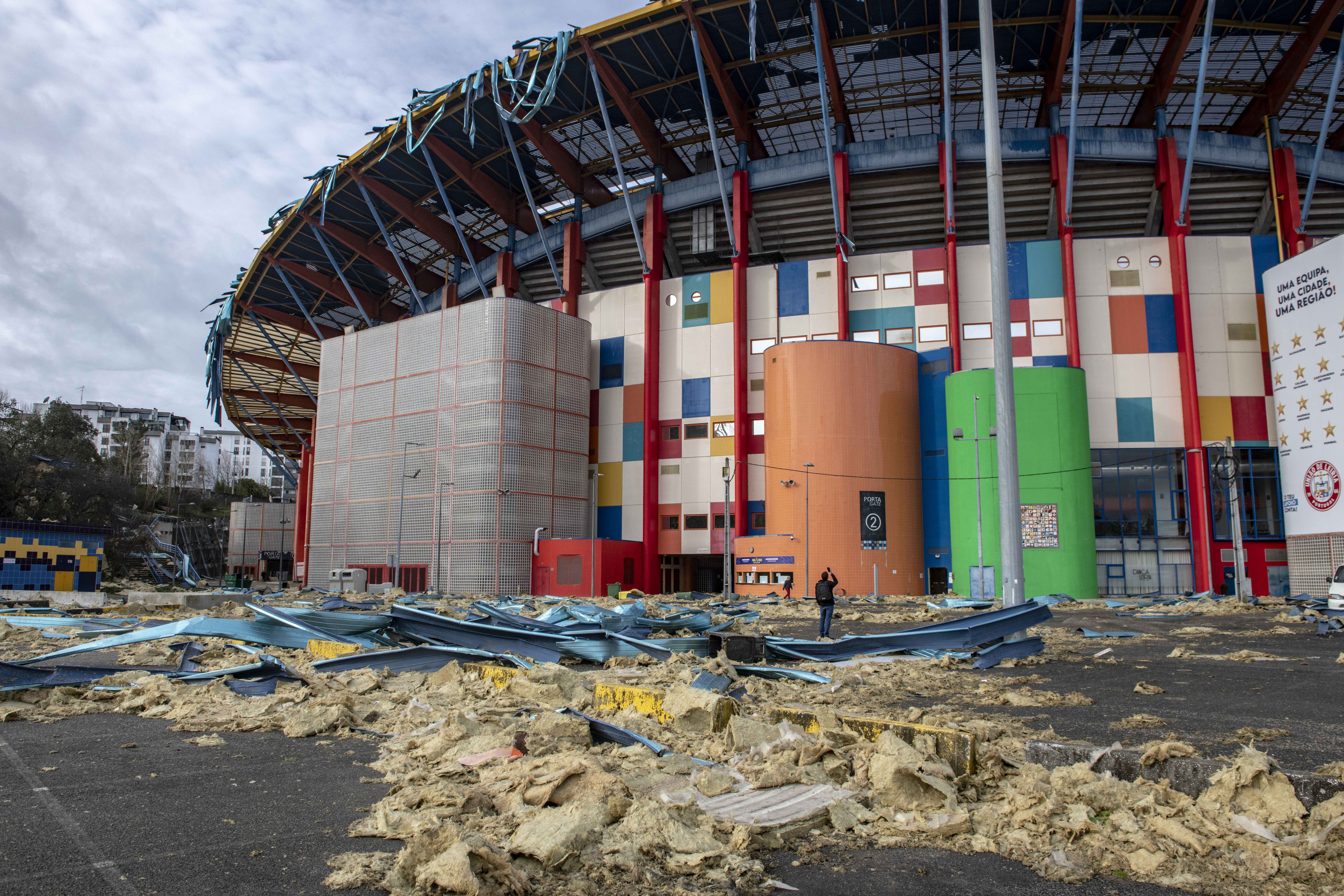 Caos e destruição à passagem da Kristin pela região  Os prejuízos da passagem da depressão Kristin são incalculáveis e a cidade de Leiria poderá demorar um ano a recuperar do “cenário dantesco”, como apelidou Gonçalo Lopes. O presidente da Câmara de Leiria enumerou “danos materiais, sobretudo de fábricas, que ficaram sem coberturas”, “centenas de casas sem coberturas e fachadas, empresas, que tinham acabado de fazer obras e um jardim de infância que desapareceu na Coucinheira, em Amor”. Foram ainda registados estragos nas obras nas escolas D. Dinis e Afonso Lopes Vieira, que têm financiamento do Plano de Recuperação e Resiliência, “onde os andaimes caíram, as coberturas desapareceram e, portanto, em cima de obra” terá de ser realizada nova obra. O terminal rodoviário desabou e terá de mudar de lugar para o estacionamento junto ao Estádio de Leiria, onde também será erguido um centro de logística. Além destes estragos, o autarca sublinhou que a “recuperação da normalidade, irá demorar muitos dias”, advertindo que o “plano de recuperação irá demorar mais de um ano até ser reposta toda a normalidade”.  “Temos de facto um cenário desolador”, desabafou Gonçalo Lopes. Com a voz embargada, Paulo Vicente sublinhou que a Marinha Grande enfrenta um cenário de caos, referindo danos em casas e empresas, encontrando-se sem electricidade, comunicações ou água. “Está um caos, não há memória, nunca houve no concelho da Marinha Grande uma destruição tão grande como esta”, afirmou aos jornalistas, adiantando que “o concelho está isolado do mundo”. “Não temos comunicações, não temos electricidade, não temos água”, acrescentando que os restaurantes e apoios de praia desapareceram na Vieira de Leiria.