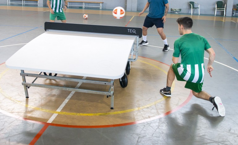 Teqball joga-se com uma bola de futebol, numa mesa similar à do ténis de mesa, mas com o tampo curvo e a rede rígida