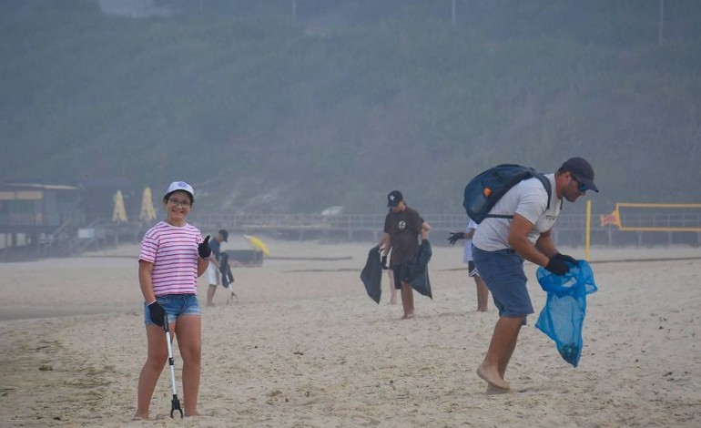 accao-de-limpeza-da-praia-da-polvoeira-no-concelho-de-alcobaca