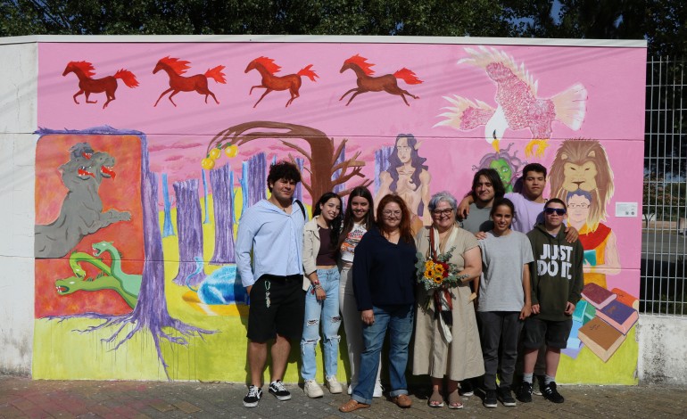 alunos-do-agrupamento-de-escolas-fernao-do-po-criam-mural-sobre-as-quase-aventuras-de-adriana