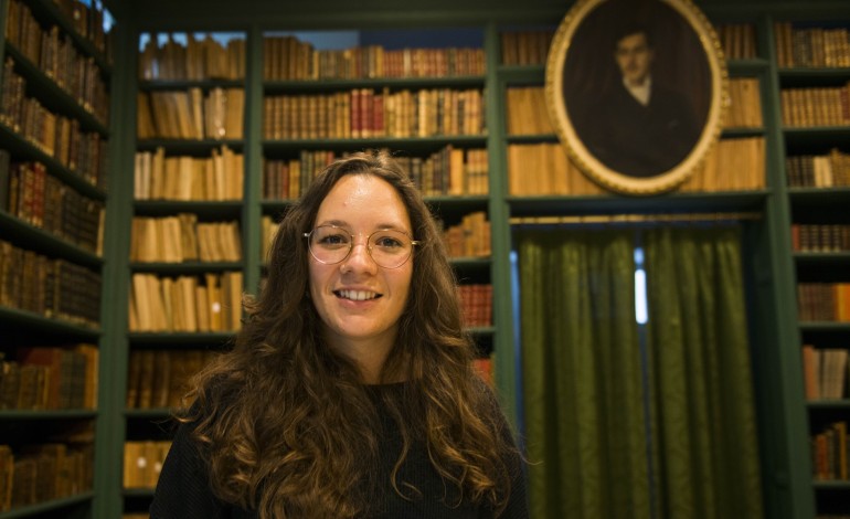 Marta Matos é a técnica responsável pela recuperação da biblioteca privada de Afonso Lopes Vieira