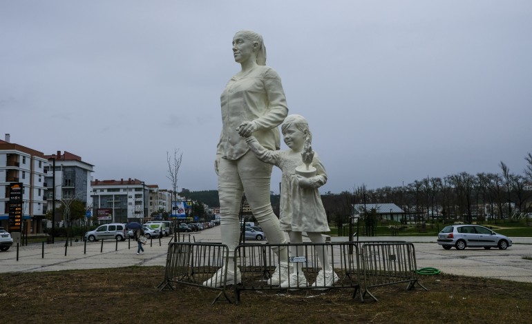 escultura-futuro-colocada-no-jardim-da-almuinha-grande