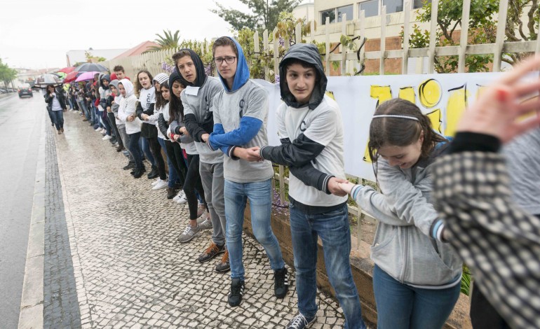 Jornal de Leiria - Milhares deram as mãos num abraço em 