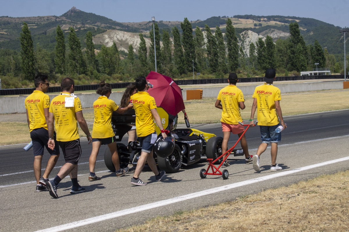 Alunos do Politécnico de Leiria levam carro para a pista