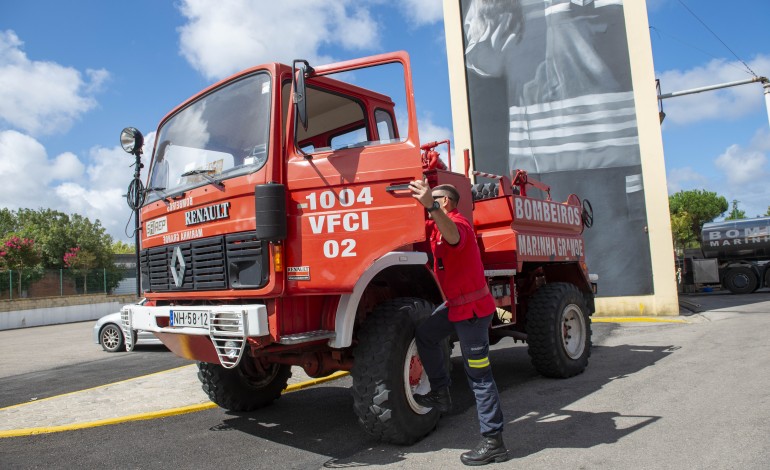 bombeiros-andam-a-combater-incendios-com-veiculos-classicos